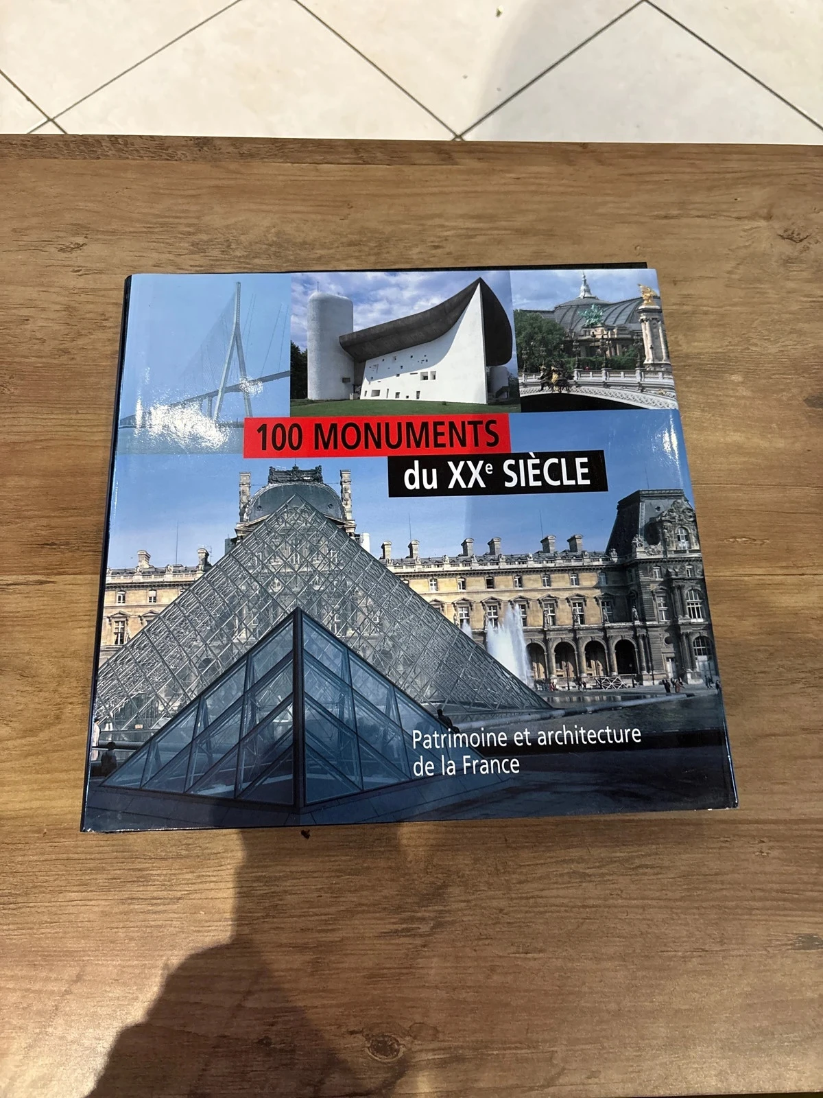 Livre 100 monuments du XX eme siecle